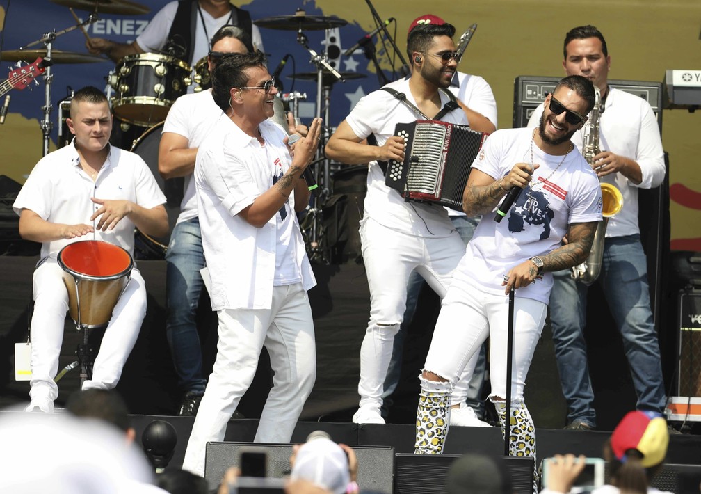 Silvestre Dangond e Maluma cantam no Venezuela Aid — Foto: Fernando Vergara/AP Photo