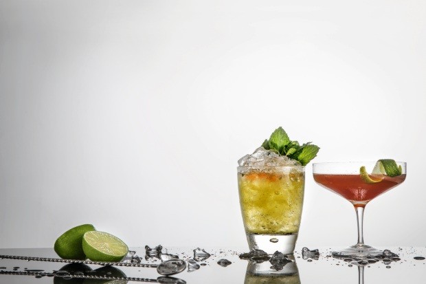 Irish Cooler e Reverse Martini. Taça vintage de cristal da Cleusa Presentes (Foto: Eduardo Svezia / Editora Globo)