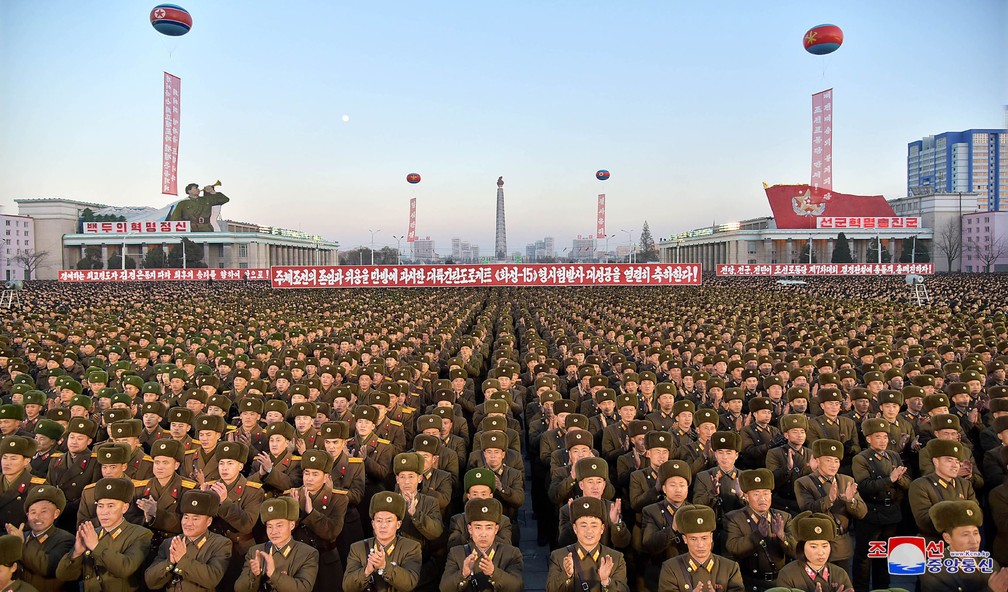 Imagem divulgada pela agência estatal norte-coreana KCNA mostra celebração após teste nuclear (Foto: KCNA VIA KNS / AFP)