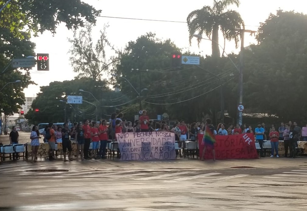 Manifestantes protestam contra bloqueios na educação  — Foto: Halisson Ferreira