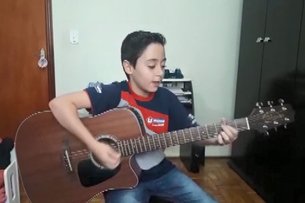 Pedro Barbosa, de 10 anos, fez uma canção em homenagem aos profissionais de saúde — Foto: Reprodução EPTV