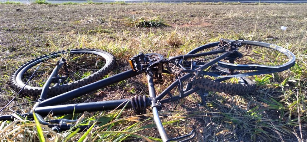 Homem morreu após carro atingir bicicleta em rodovia de Ipiguá (SP) — Foto: João Selare/TV TEM