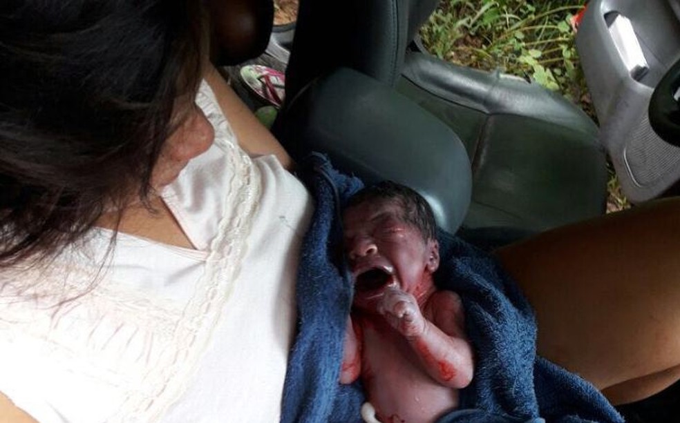 Mãe e bebê foram levados para hospital de Brasileia e passam bem, segundo bombeiros (Foto: Divulgação/Corpo de Bombeiros )