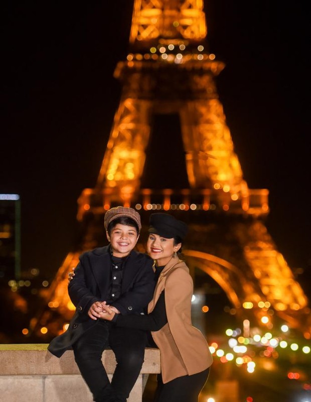 Mileide Mihaile e o filho Yhudy em Paris (Foto: Girlando Alves @fotografoemparisoficial/Divulgação)