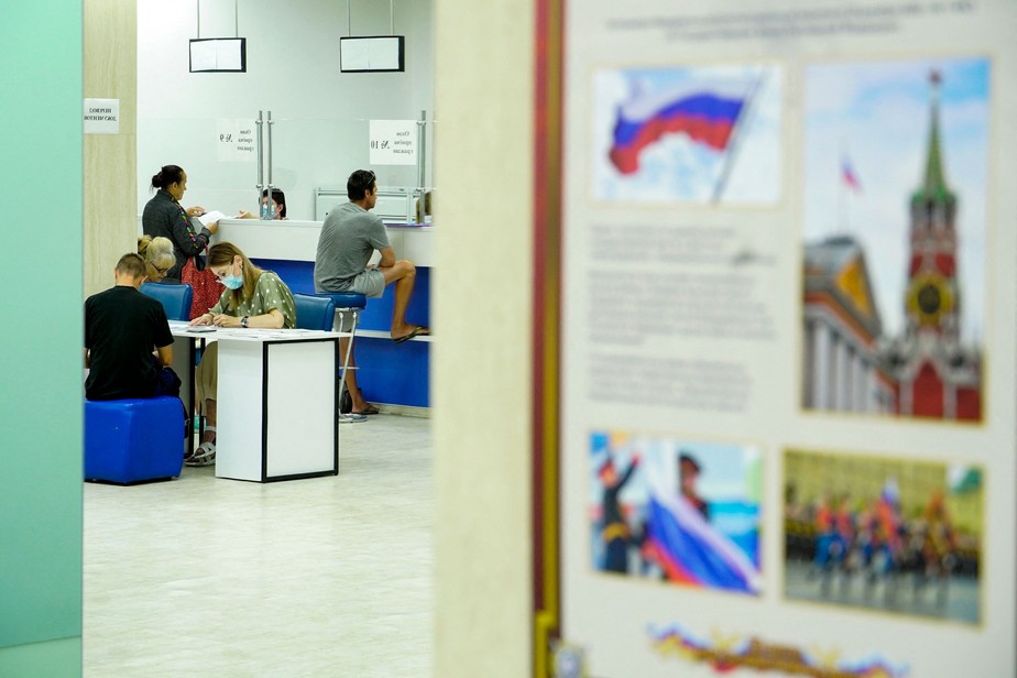 Moradores de Kherson, no Sul da Ucrânia, entram com pedido de cidadania russa em centro instalado por Moscou