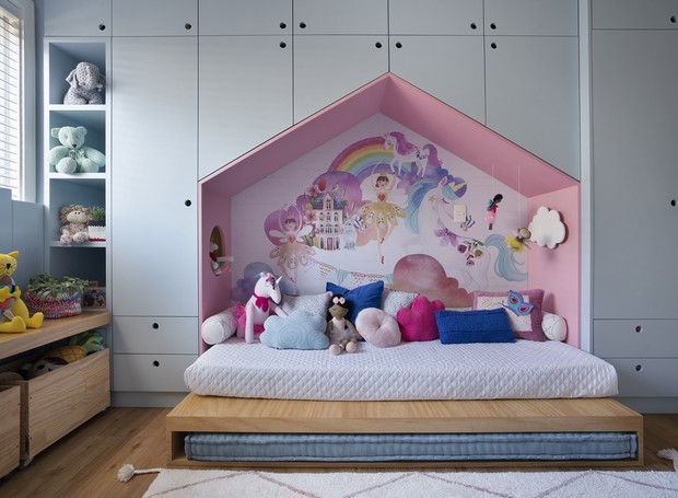 O destaque do quarto é a cama montessoriana em forma de casinha com papel de parede do universo infantil (Foto: Juliano Colodeti da MCA Estúdio/Divulgação)