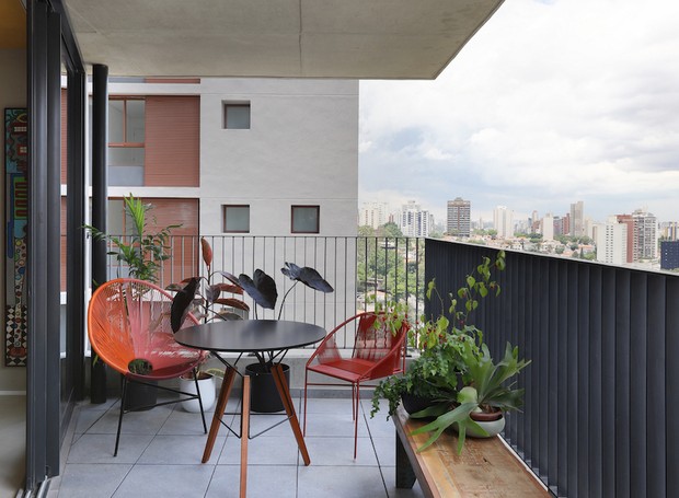 Para completar o charme deste projeto todo cheio de cor, o studio 92 arquitetura escolheu a cadeira Acapulco para compor a mesa na varanda. Sua estética leve e confortável traz um ar de quintal para a decoração (Foto: Mariana Orsi/ Divulgação)