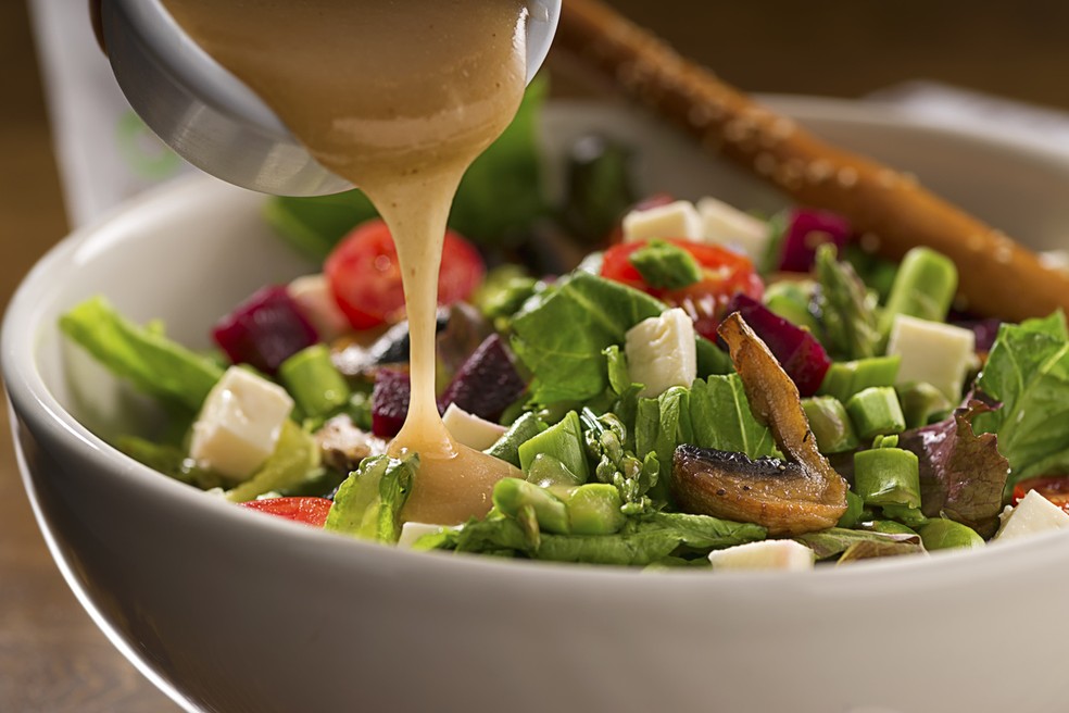 Molhos podem deixar as saladas bastante calóricas — Foto: Istock Getty Images