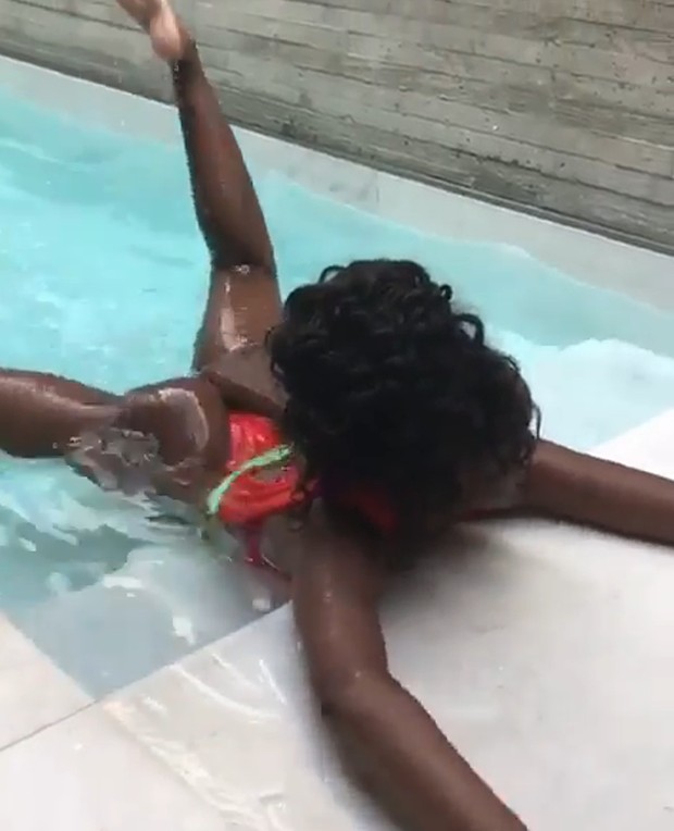 Iza se diverte em piscina (Foto: Reprodução/Instagram)