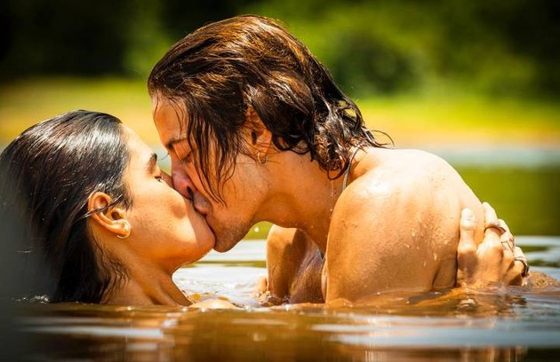 Na segunda fase, Jove e Guta protagonizaram momentos quentes dentro do rio   (Foto: TV Globo)