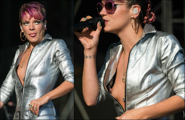 Uepa! Lily Allen deixou a jaqueta aberta demais durante sua apresentação no V Festival, em agosto, na Inglaterra, e acabou deixando os seios completamente à mostra. (Foto: Getty Images)