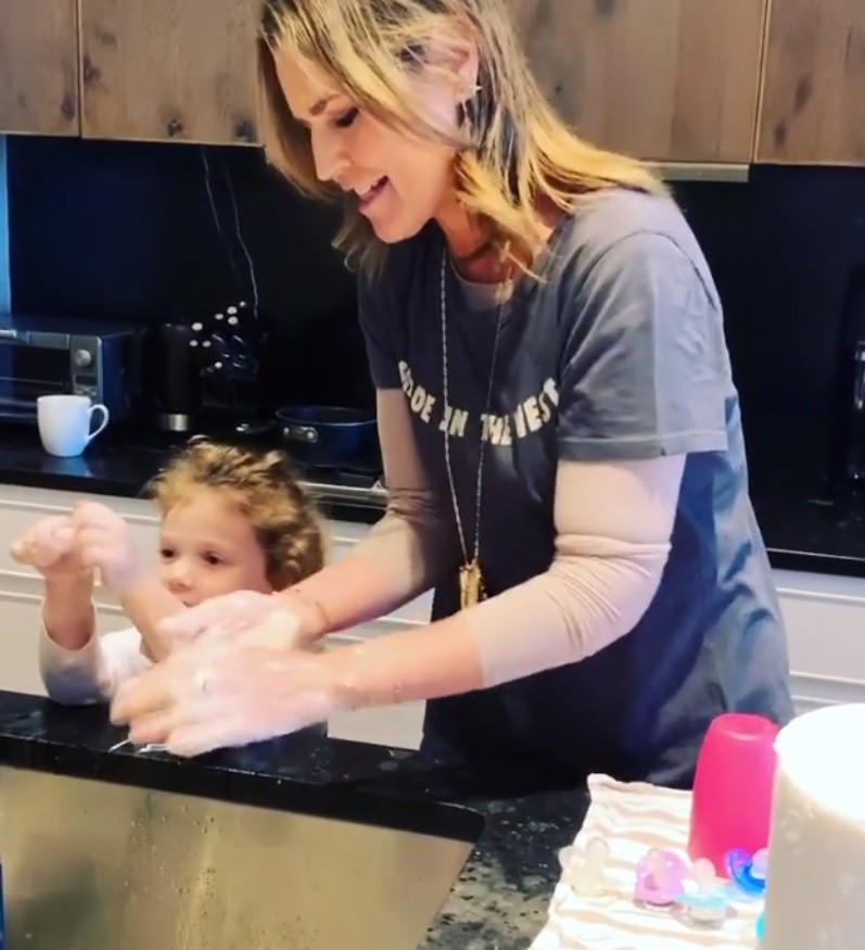 Savannah e a filha lavando as mãos (Foto: Reprodução Instagram)