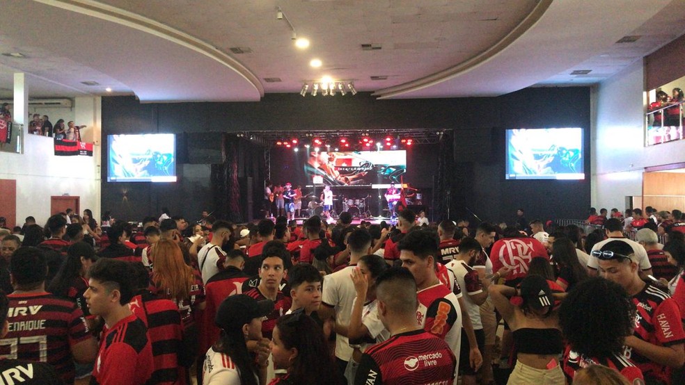 Torcida Acrefl&aacute;naticos reunida para a final da Libertadores 2023 &mdash; Foto: Cr&eacute;ditos: Cassius