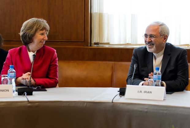 Chefe de política externa da UE, Catherine Ashton, fala com o ministro iraniano das Relações Exteriores Mohammad Javad Zarif  nesta quinta-feira (7) (Foto: Fabrice Coffrini/ AFP)