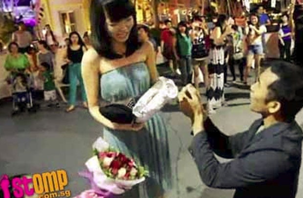 Jovem contratou um grupo de dançarinos para surpreender e pedir sua namorada em casamento em Cingapura (Foto: Reprodução)