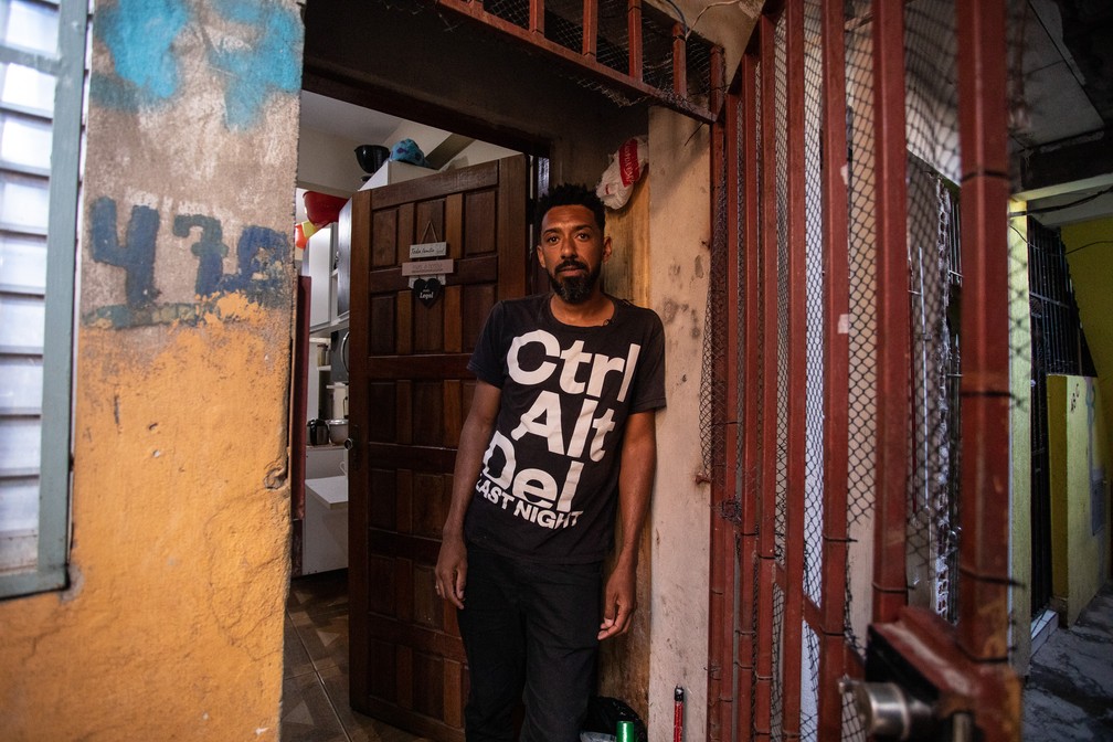 Morador da Favela do Nove, o autônomo Paulo Alberto, de 35 anos, contou que a espera pelo projeto vem minando sua esperança de ter uma moradia melhor. — Foto: Fábio Tito/g1