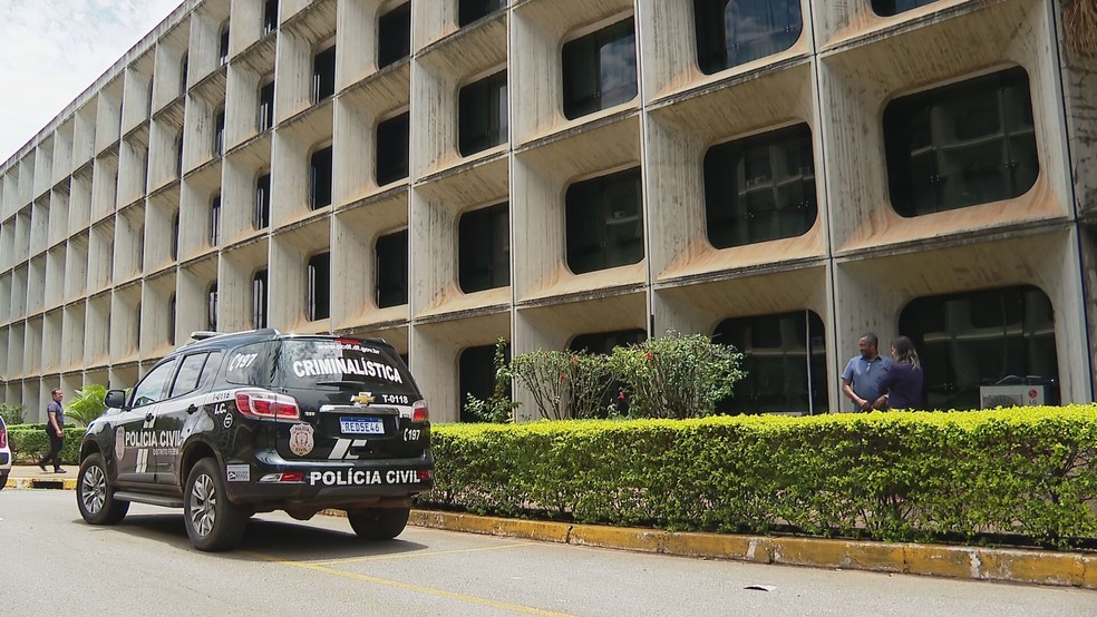 Veículo da Polícia Civil no anexo do Ministério da Defesa, em Brasília — Foto: TV Globo/Reprodução