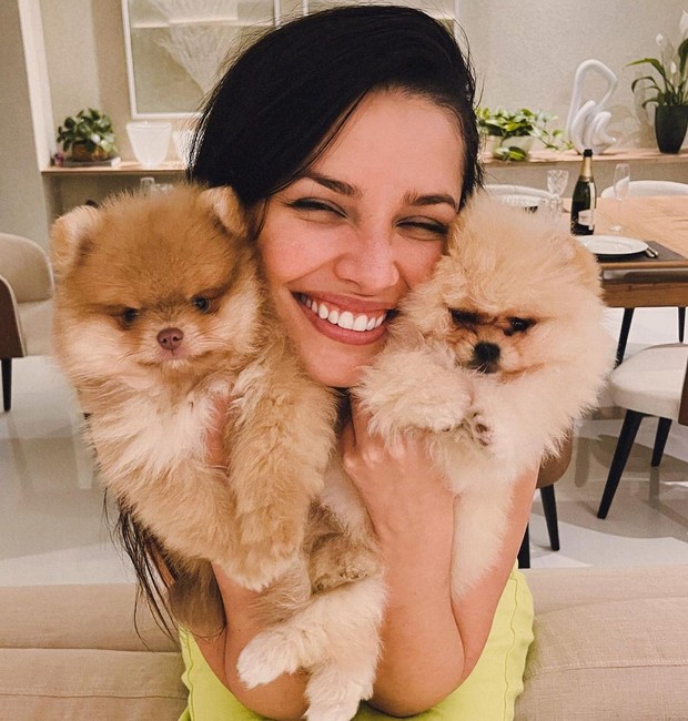 Juliette com seus cachorros, Canjica e Cuscuz (Foto: Reprodução / Instagram)