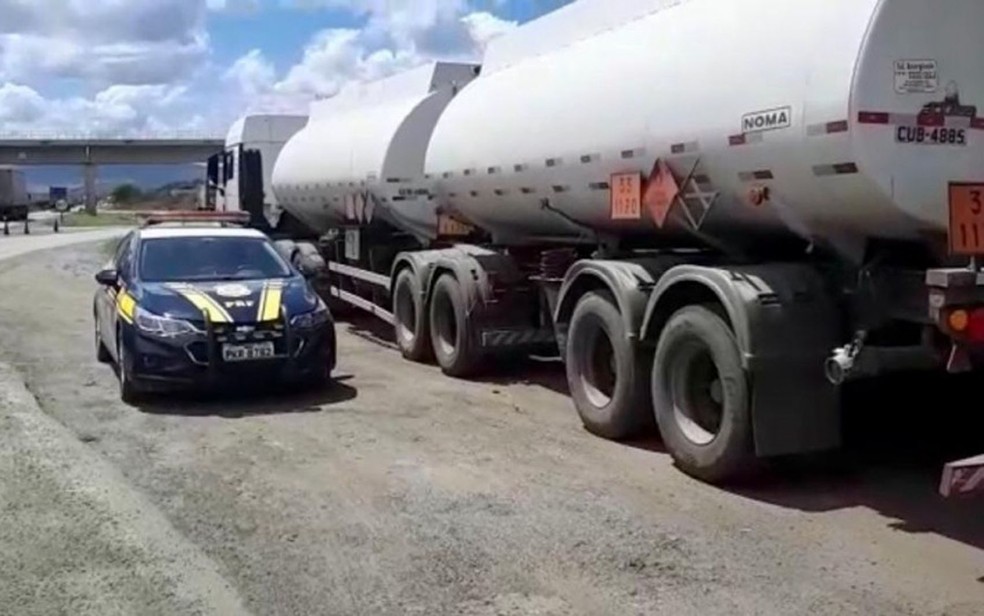 Caminhão carregado com quase 45 mil litros de etanol irregular é apreendido no sudoeste da Bahia. — Foto: PRF / Divulgação
