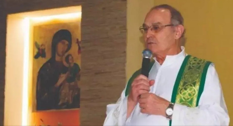 Ex-padre de Blumenau vai a Justiça para reaver cargo