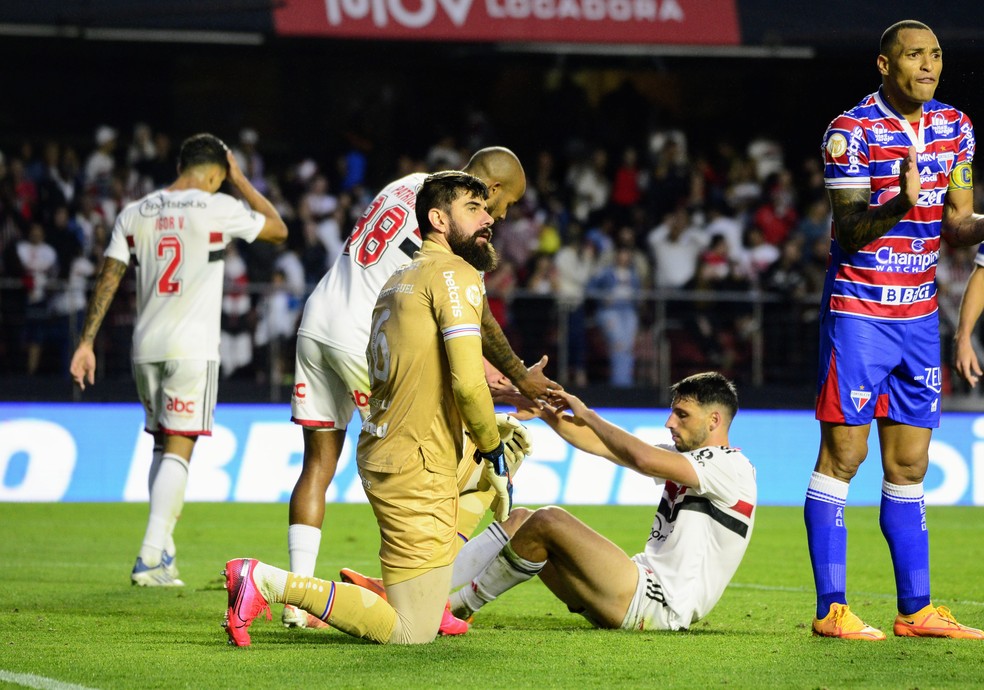 Fernando Miguel e Calleri em São Paulo x Fortaleza — Foto: Marcos Ribolli