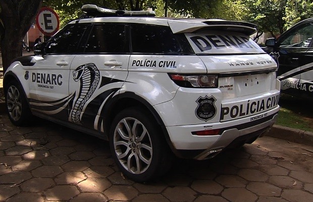 Carros de luxo apreendidos em prisão de traficantes são usados pela polícia em GoIânia, Goiás (Foto: Reprodução/Jornal Nacional )