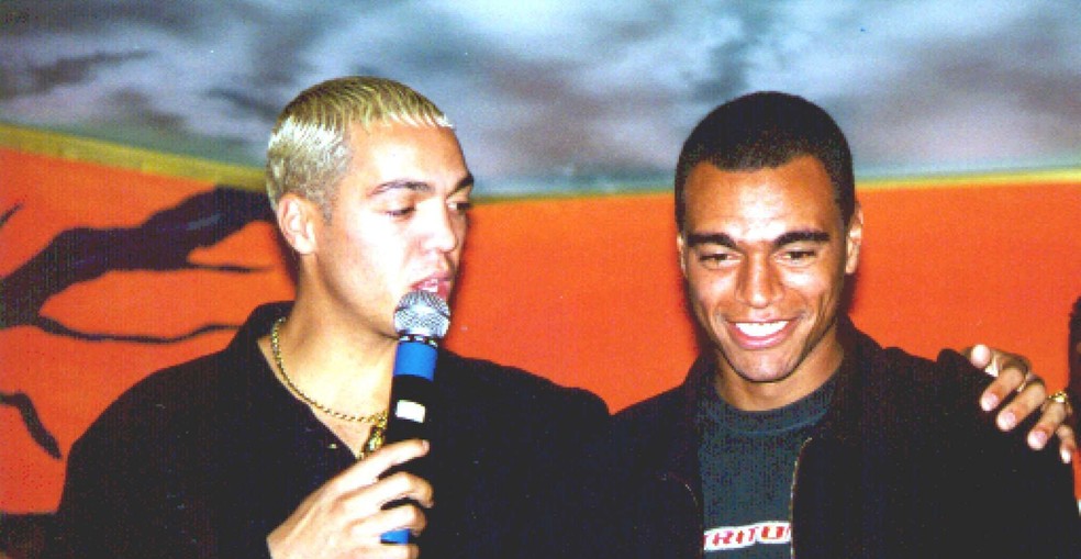 Belo (à esquerda) e Denilson, em 1999: ex-jogador foi empresário da banda Soweto — Foto: Arquivo/Agência O Globo