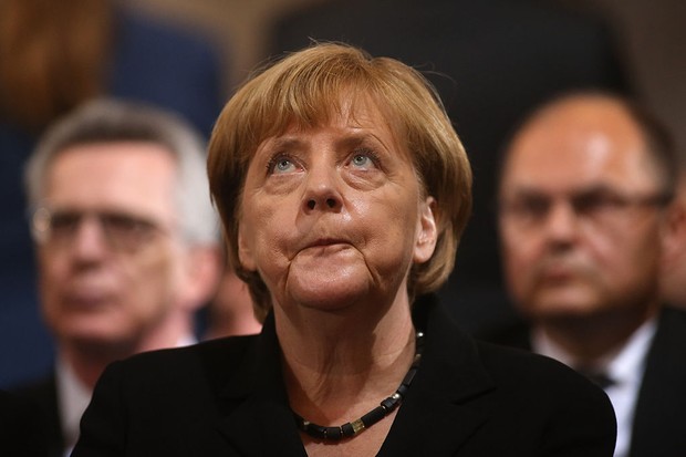 Angela Merkel em cerimônia para vítimas de atentado (Foto: Johannes Simon/Getty Images)