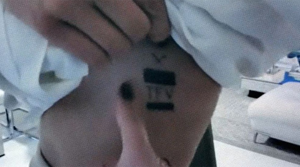 Mulher diz que foi agredida e obrigada a tatuar iniciais do empresário Thiago Brennand — Foto: Reprodução