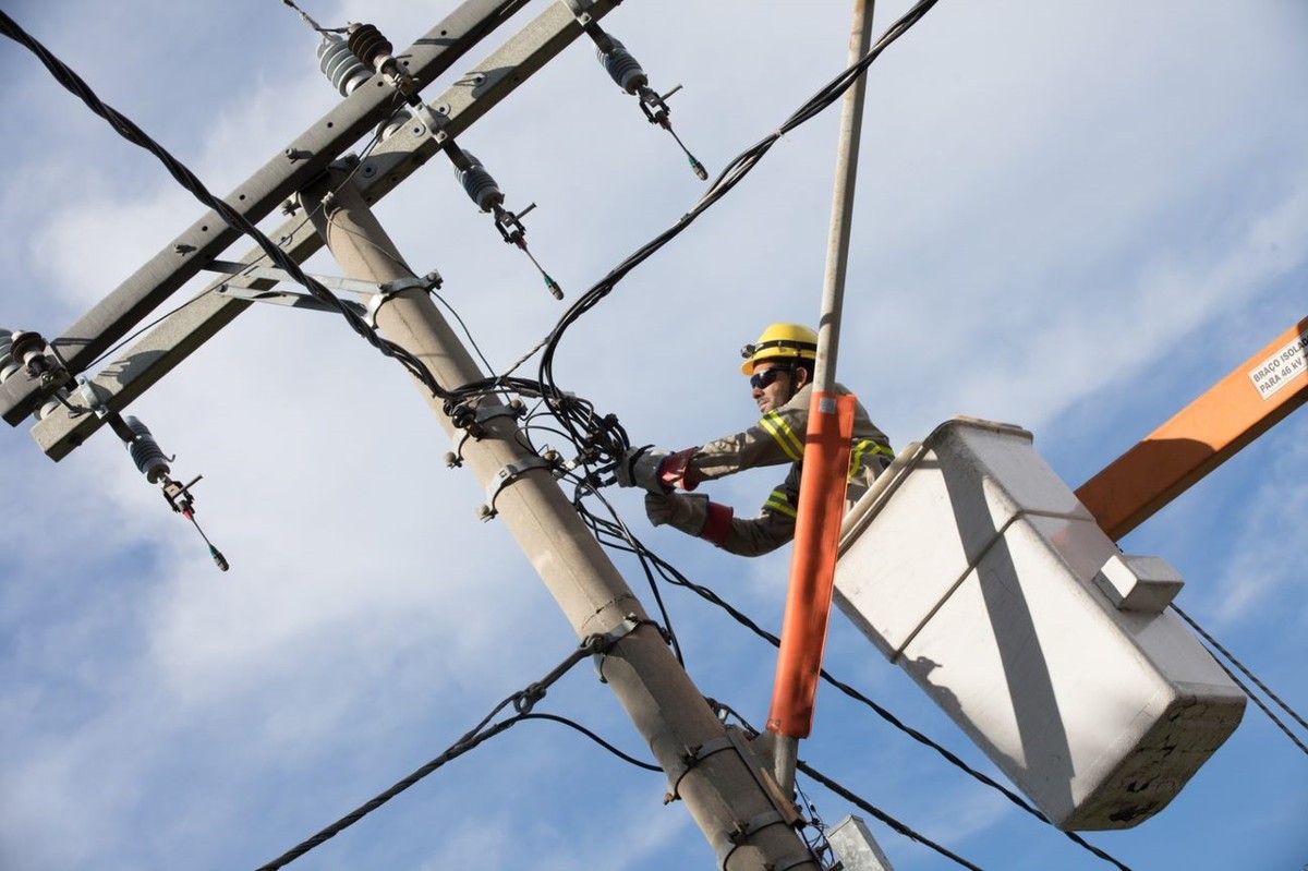 Cemig abre concurso com vagas para Eletricista de Redes de Distribuição no Norte de Minas