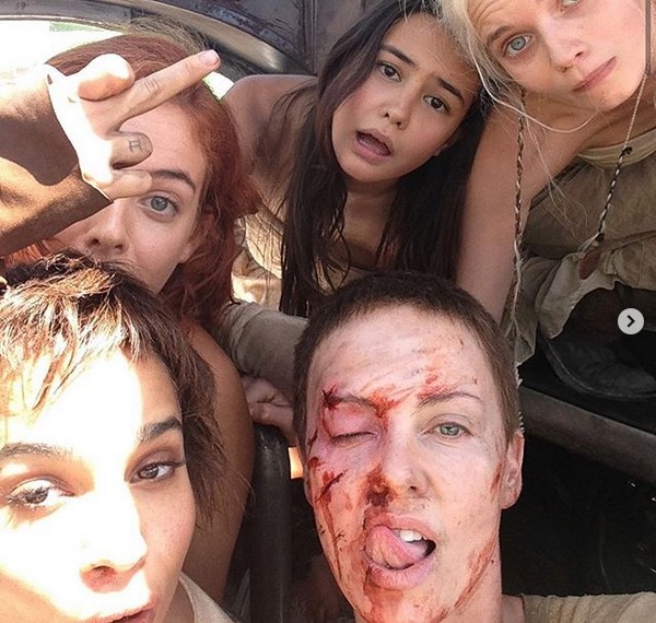 Charlize Theron, Riley Keough, Zoë Kravitz e outras atrizes nos bastidores de Mad Max: Estrada da Fúria (2015) (Foto: Instagram)