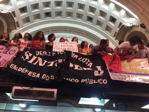 Ativistas e servidores se concentravam dentro e fora da Assembleia Legislativa do Rio nesta segunda-feira (21) (Foto: Henrique Coelho / G1)