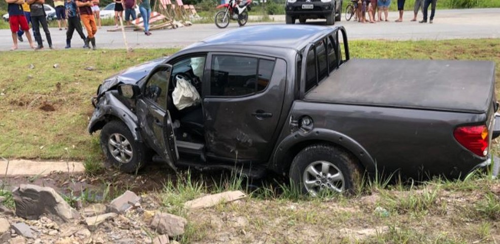 Caminhonete atingida no acidente na BR-470 em Navegantes — Foto: Bombeiros/ Divulgação