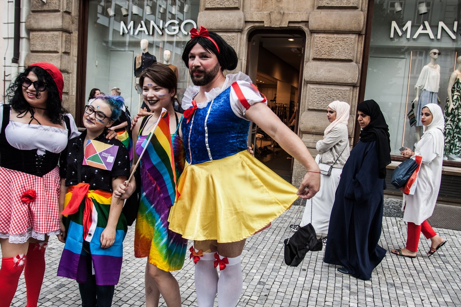 Participans of Prague Gay Pride Parade and Muslim women passing by. (Foto: David Tesinsky)