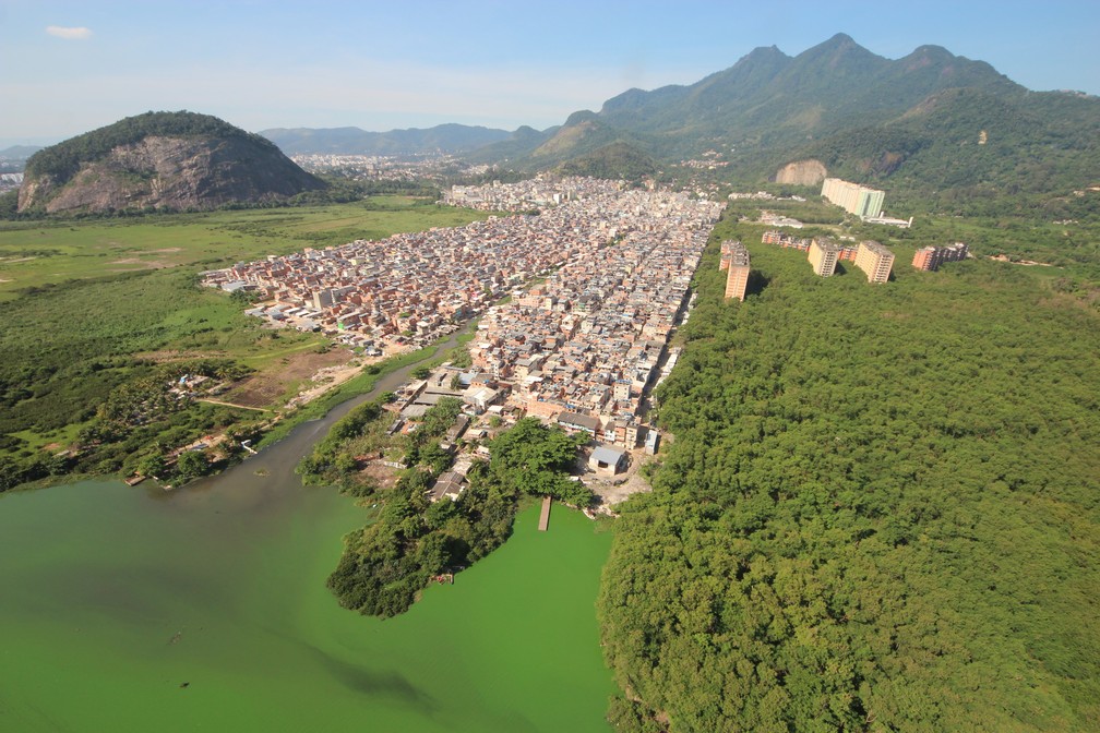 Imagem aérea mostra crescimento urbano desordenado sem infraestrutura na Zona Oeste do Rio â€” Foto: Mário Moscatelli/ Projeto Olho Verde
