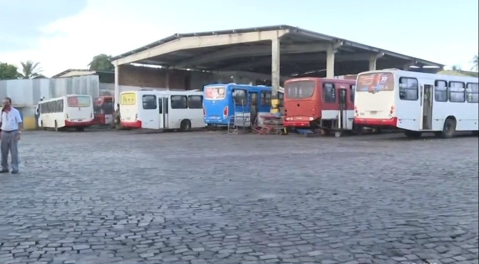 Funcionários de empresa de transporte metropolitano fazem paralisação e impedem saída de veículos em Lauro de Freitas — Foto: Reprodução/TV Bahia