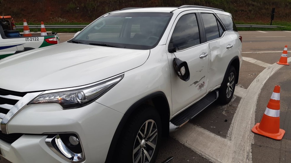 Marcas em carro envolvido em acidente na Rodovia do Açúcar — Foto: Edijan Del Santo/ EPTV