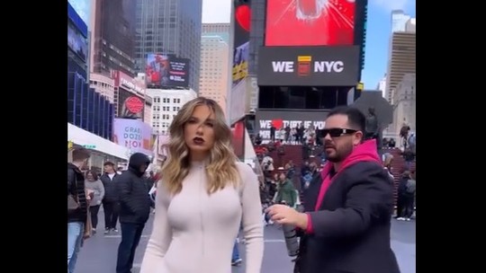 Virginia Fonseca faz caras e bocas na Times Square