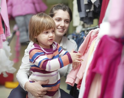 49% das crianças participam da escolha e compra das próprias roupas, diz estudo