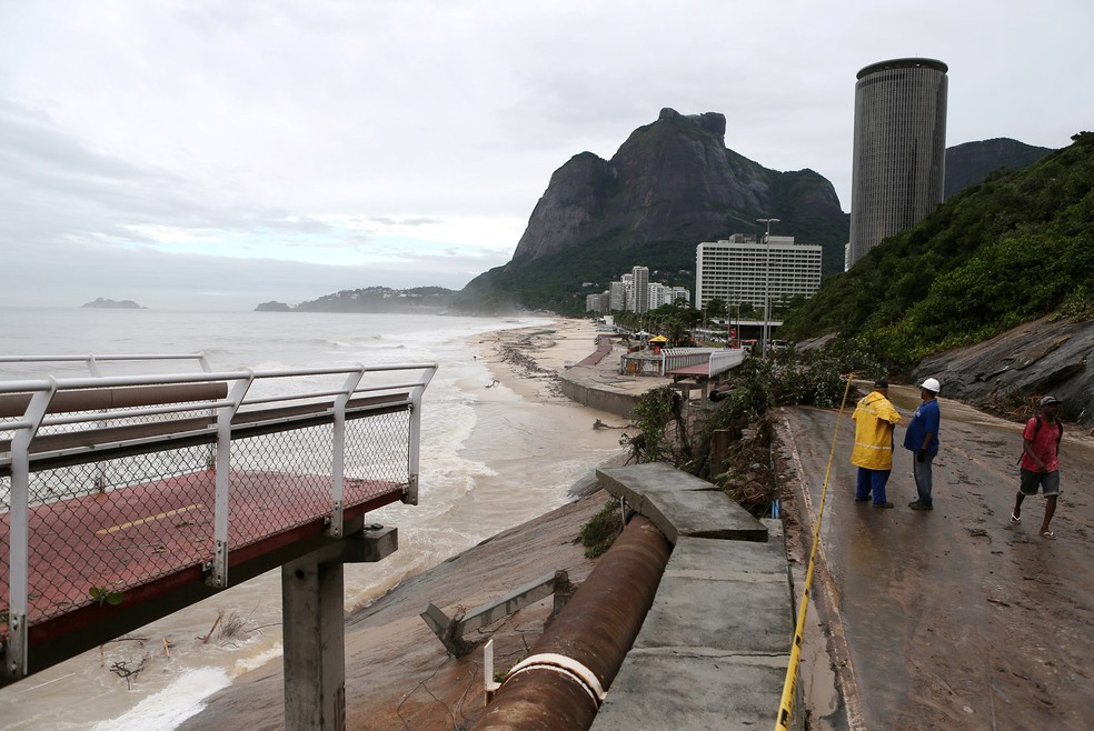 Trecho da ciclovia Tim Maia na Avenida Niemeyer foi derrubado pelo temporal no Rio, em fevereiro de 2019 — Foto: Sergio Moraes/Reuters