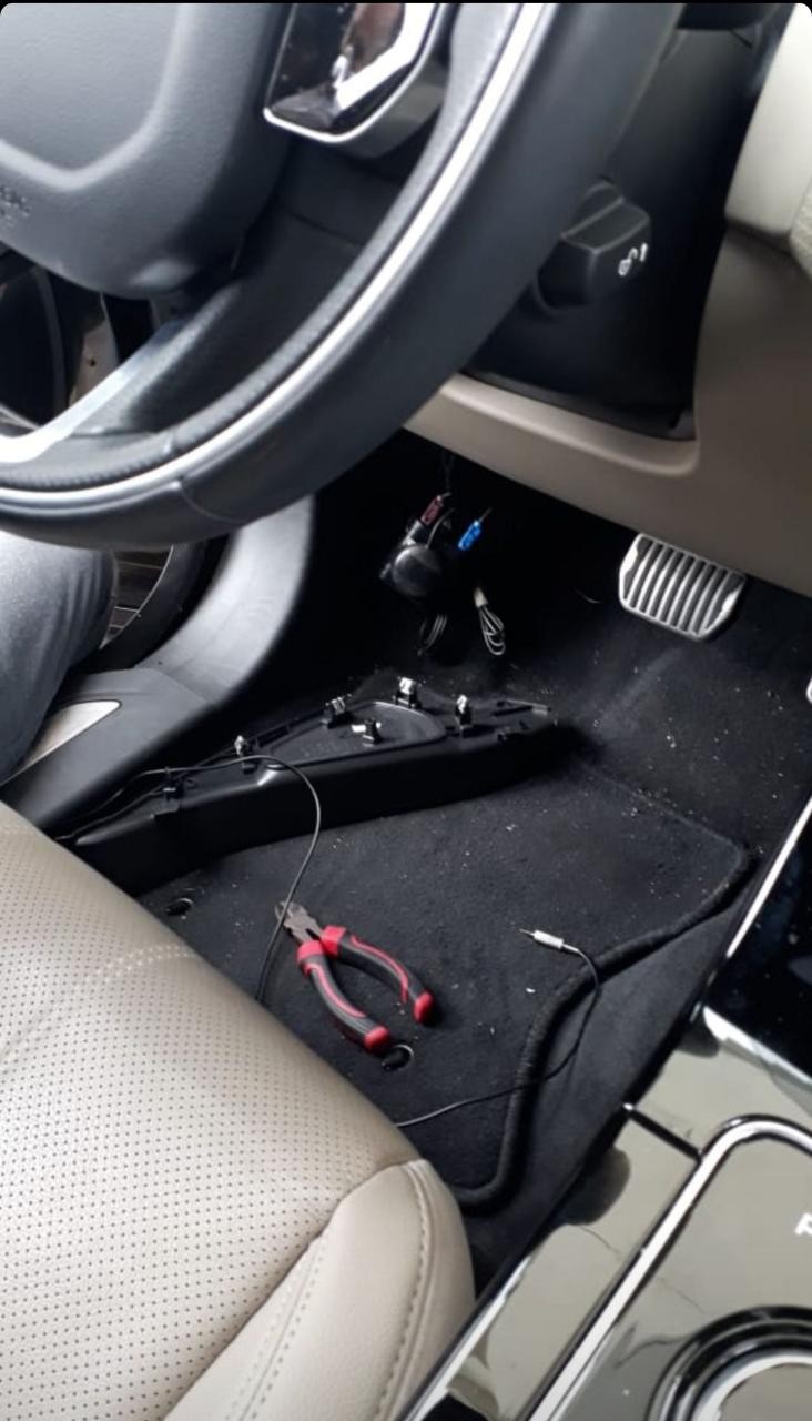 Pétala Barreiros mostra equipamento de espionagem encontrado em seu carro (Foto: Reprodução/Instagram)