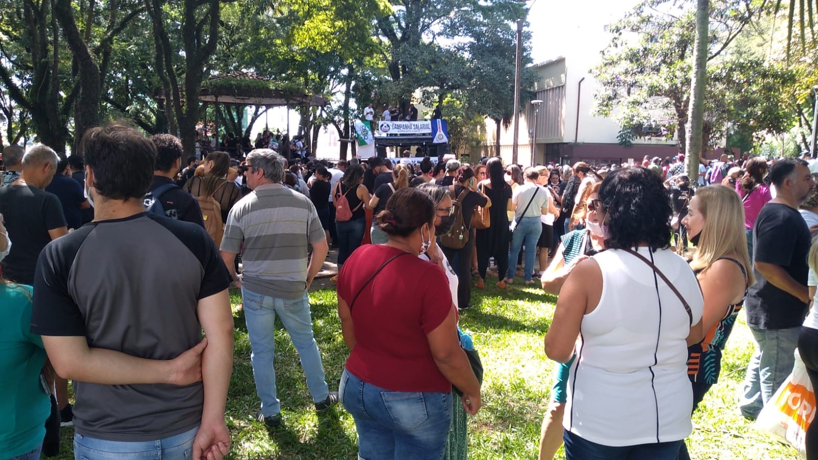Servidores municipais de Guarulhos protestam por reajuste salarial e aumento no valor da cesta básica 