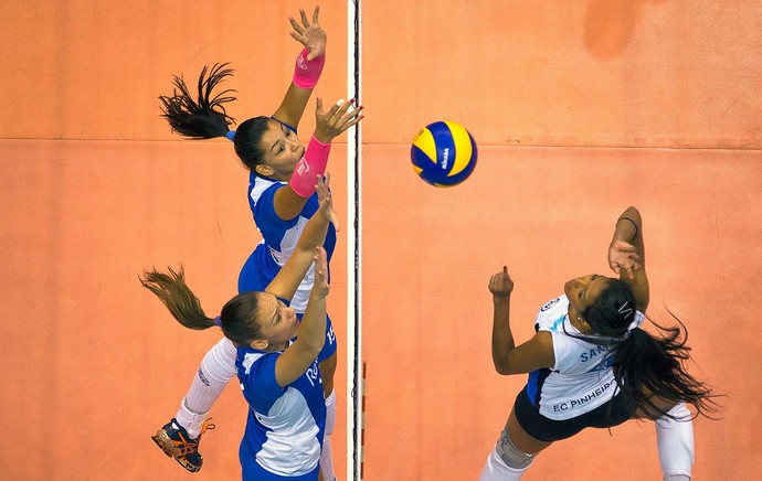 Com desfalques, seleção feminina de vôlei perde da China em estreia na Liga  das Nações - Esportes - R7 Esportes