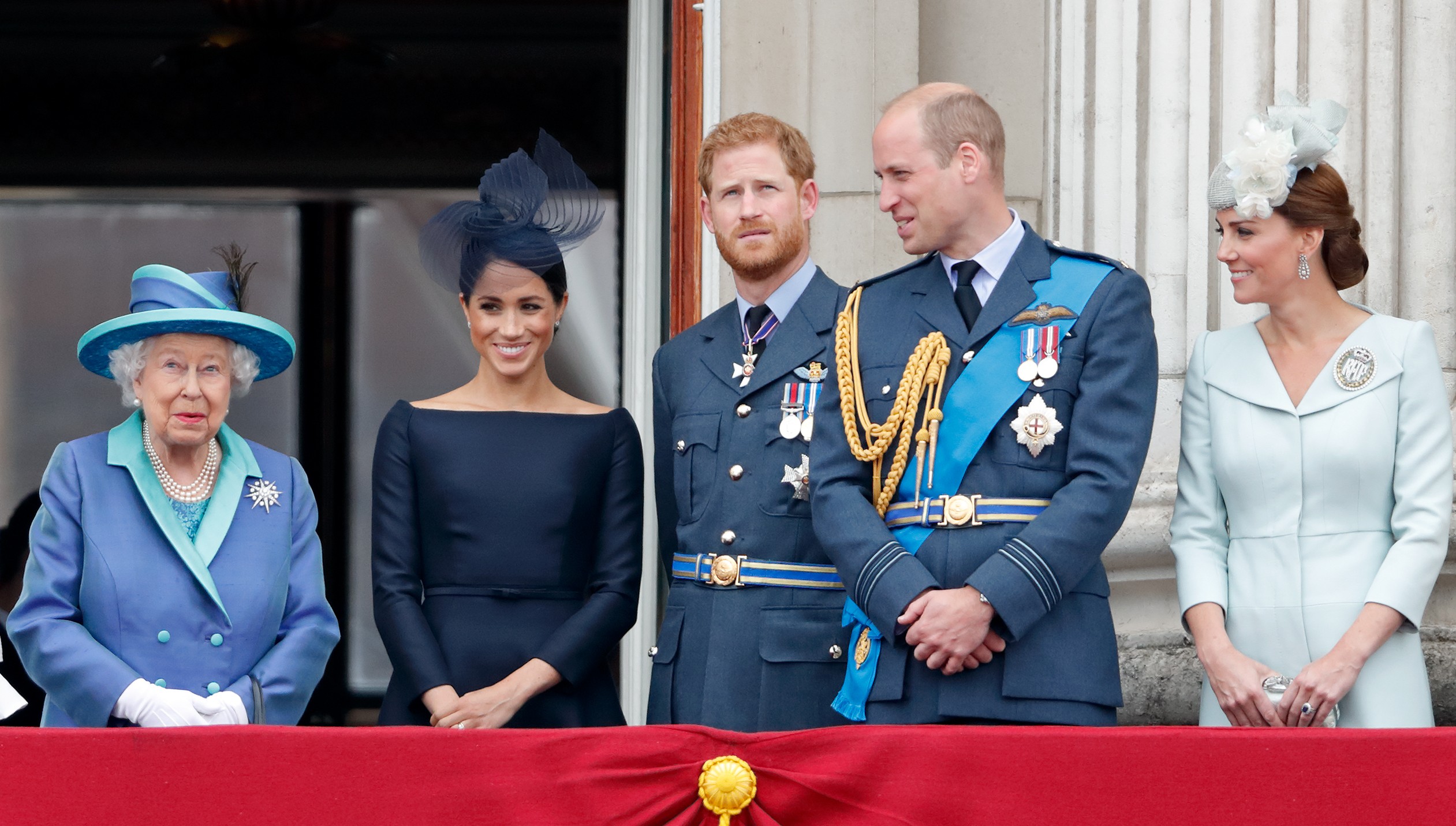 A rainha Elizabeth 2ª na companhia de Meghan Markle, Príncipe Harry, Príncipe William e Kate Middleton em evento real em julho de 2018 (Foto: Getty Images)