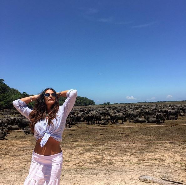 Luiza Brunet ostenta suas cuvas impecáveis na praia (Foto: Instagram/Reprodução)