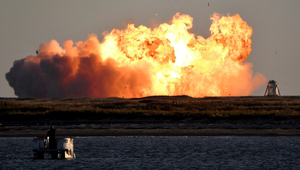 9 de dezembro - Foguete da SpaceX explode em uma tentativa de pouso de retorno após lançamento em voo de teste em Boca Chica, no Texas (EUA) — Foto: Gene Blevins/Reuters