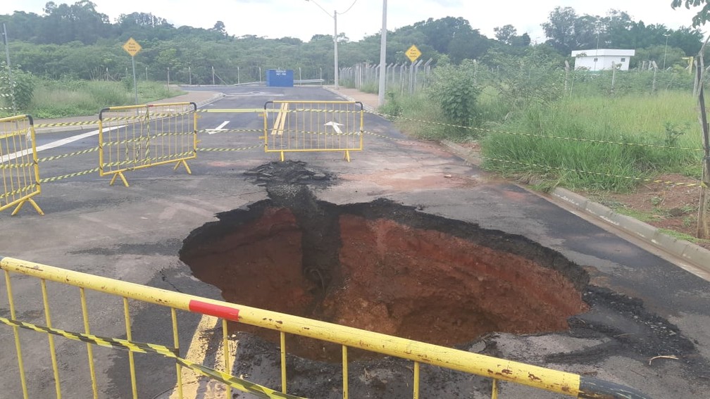 Rua foi interditada até que empresa responsável pelo loteamento em Piracicaba faça o reparo  — Foto: Edijan  Del Santo/EPTV
