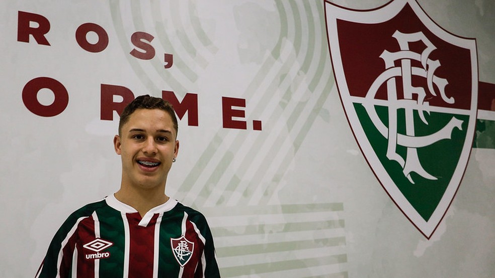 Arthur já com o novo uniforme: jovem aguarda data de apresentação — Foto: Daniel Perpetuo / Fluminense FC