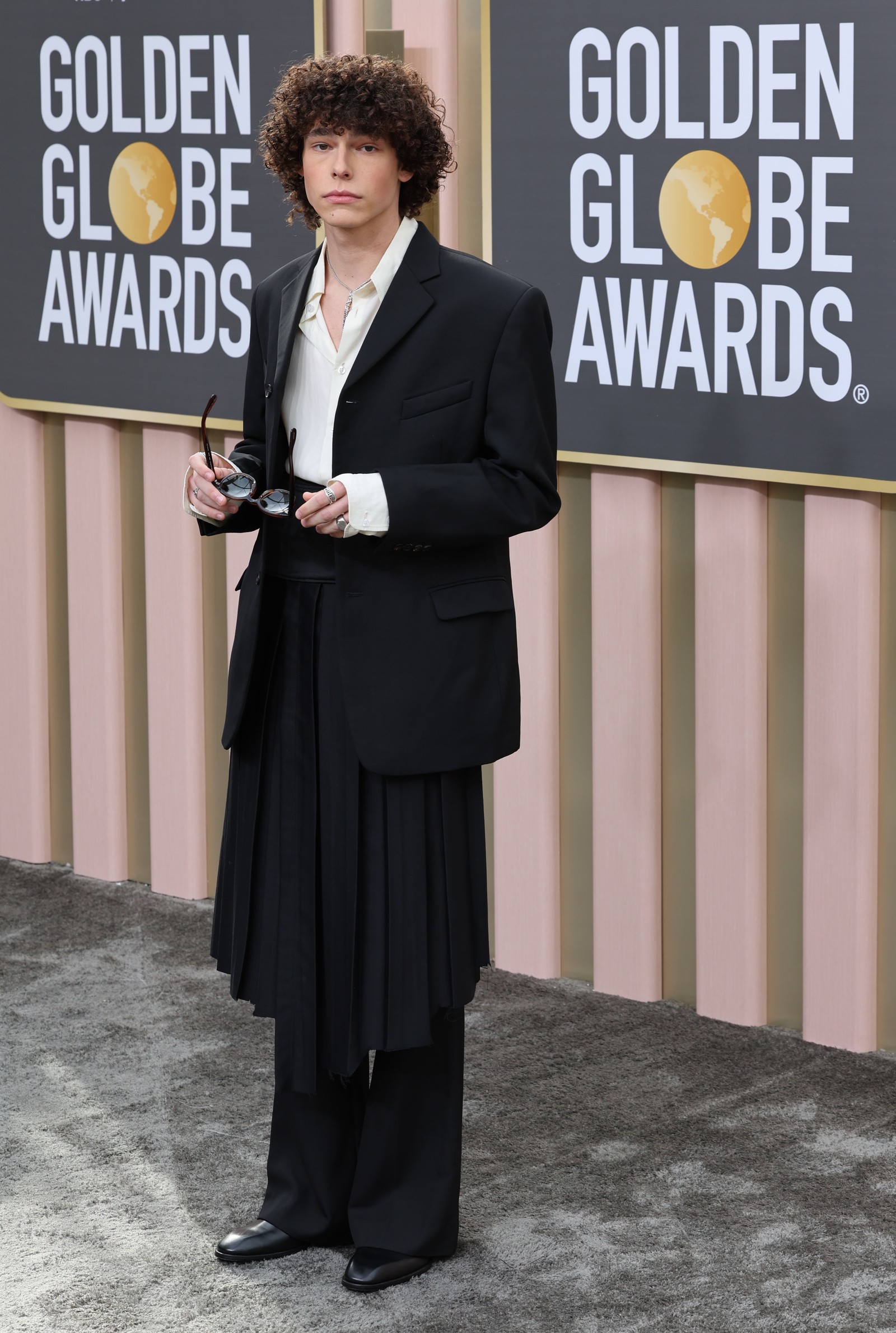Reece Feldman usa saia e camisa bem aberta no Globo de Ouro 2023 — Foto: Robert Gauthier / Los Angeles Times via Getty Images