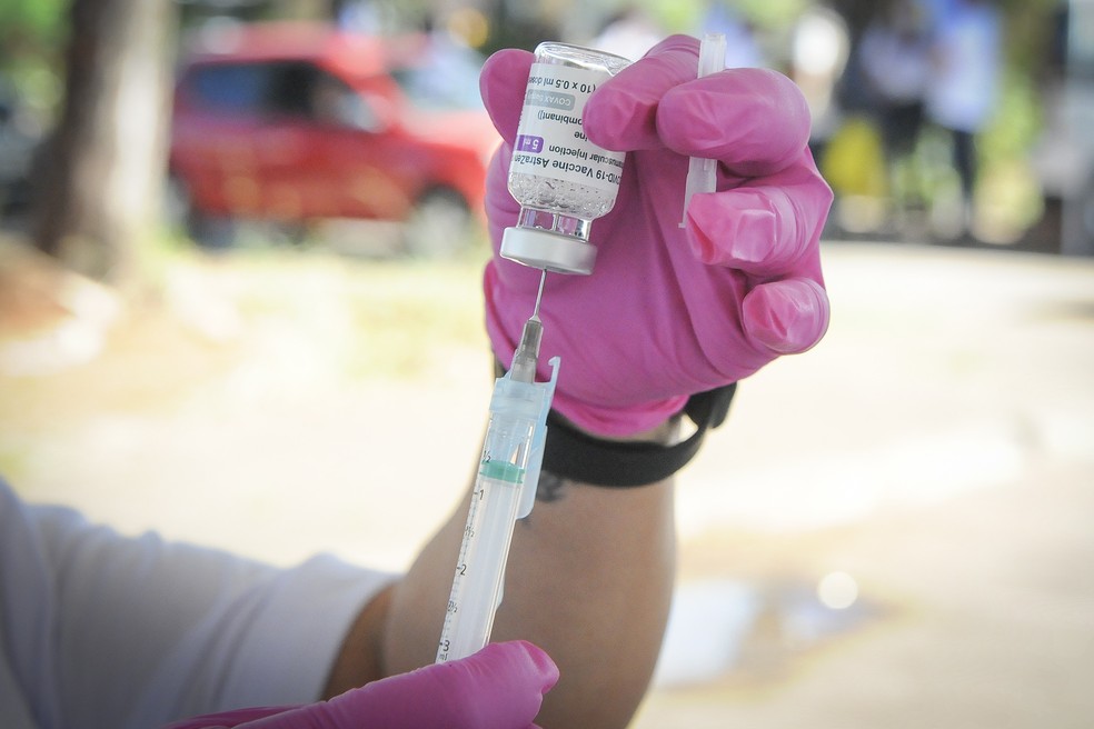 Profissional prepara vacina contra Covid-19 no DF, em imagem de arquivo — Foto: Geovana Albuquerque/ Agência Saúde-DF